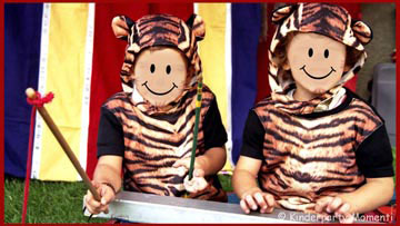 Zirkus Kindergeburtstag - 5 jährige Jungen mit Tiger Kostüm