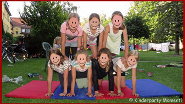 Zirkus Geburtstag - 9-10 jährige Kinder auf einer Wiese üben Akrobatik Figuren
